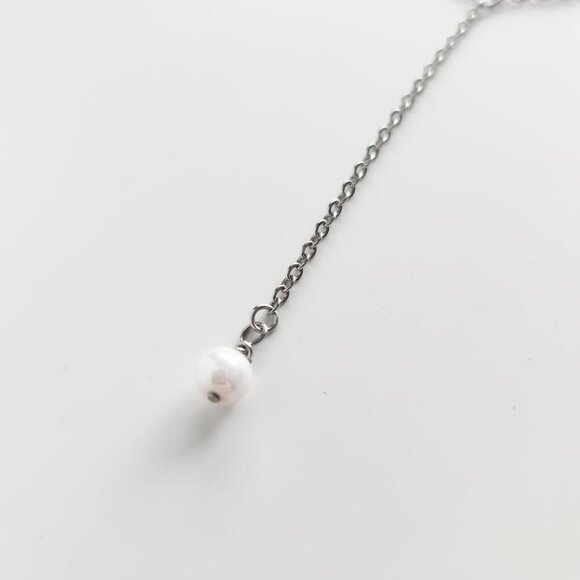 Classic & elegant silver pearl necklace with a small silver chain - Picture 4 of 8